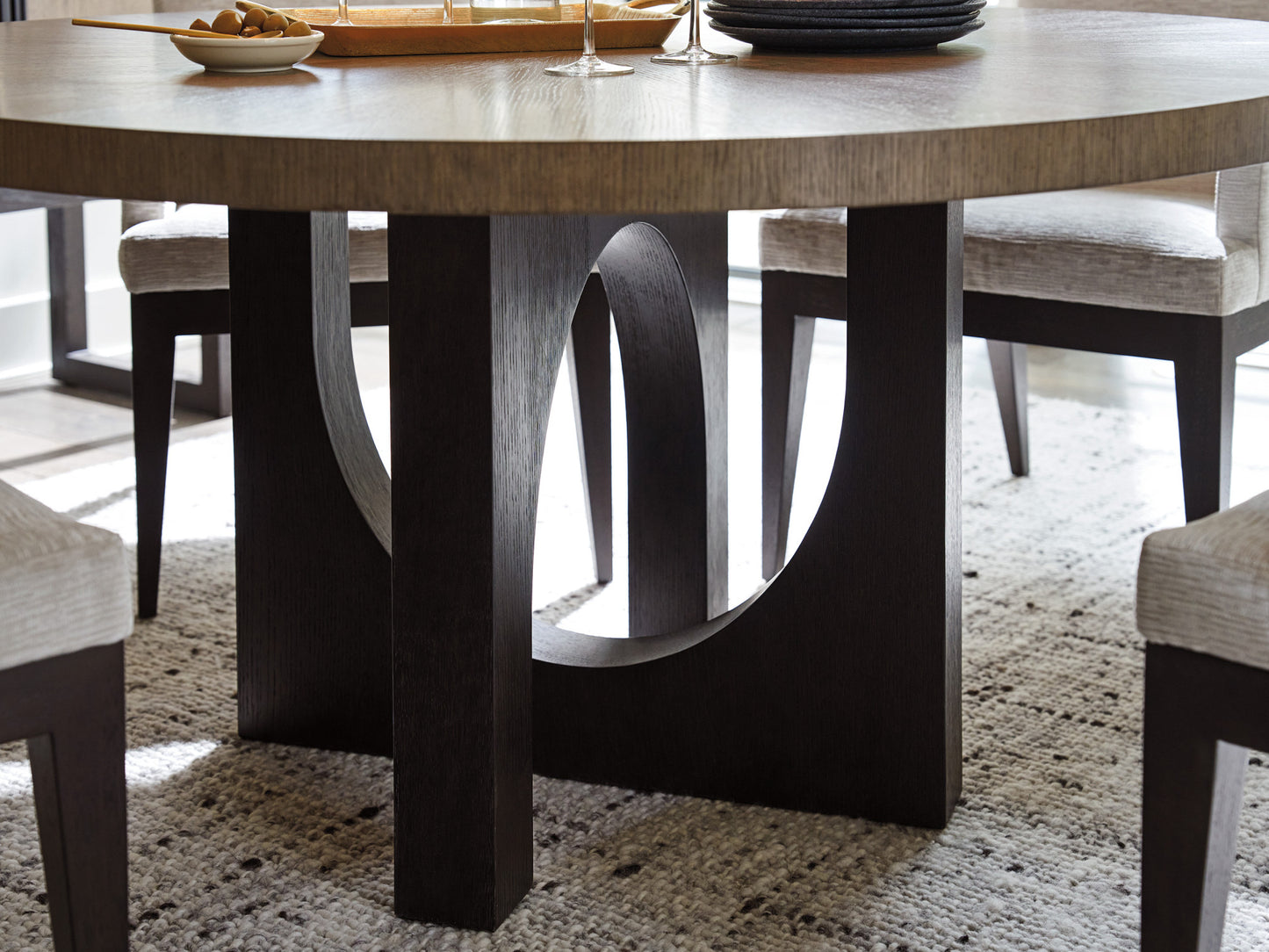 Lexington Zanzibar Regent Round Dining Table