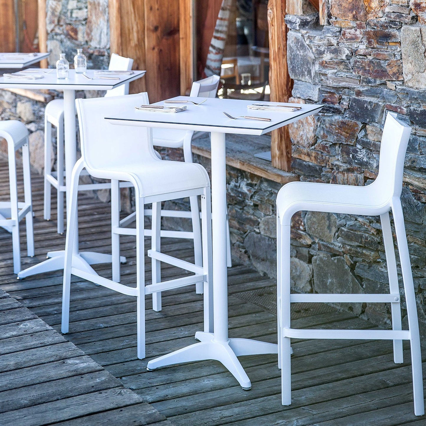 Grosfillex Sunset 28" Bar Height Table