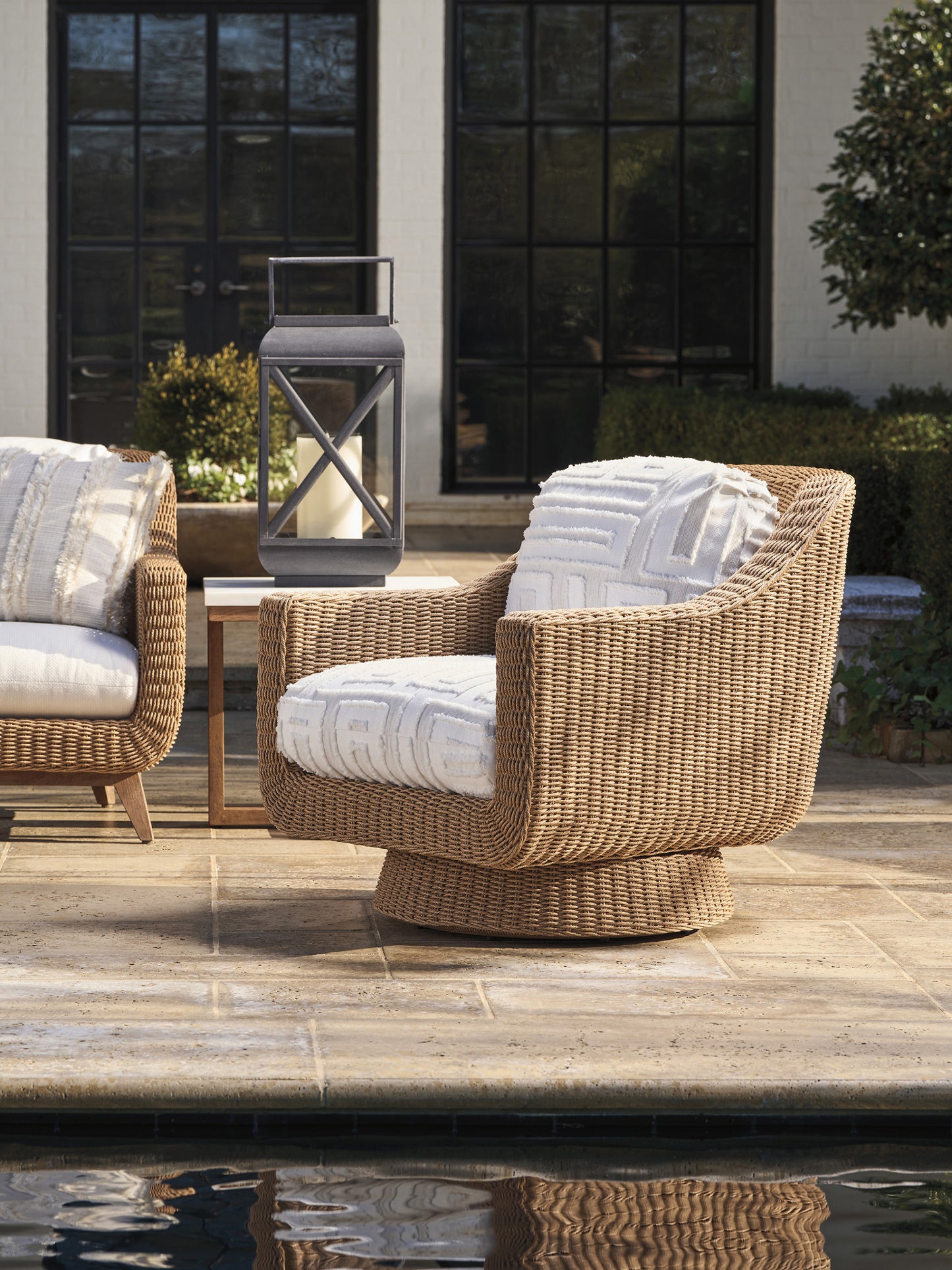 Tommy Bahama Isle of Palms Swivel Lounge Chair