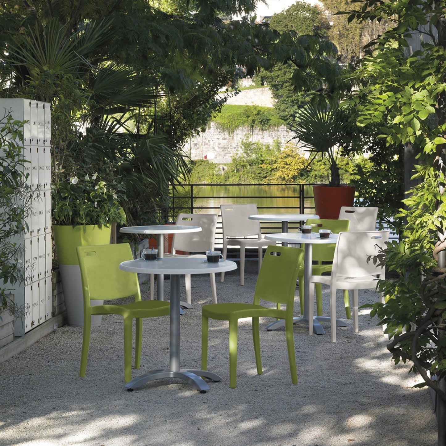 Grosfillex Metro Sidechair