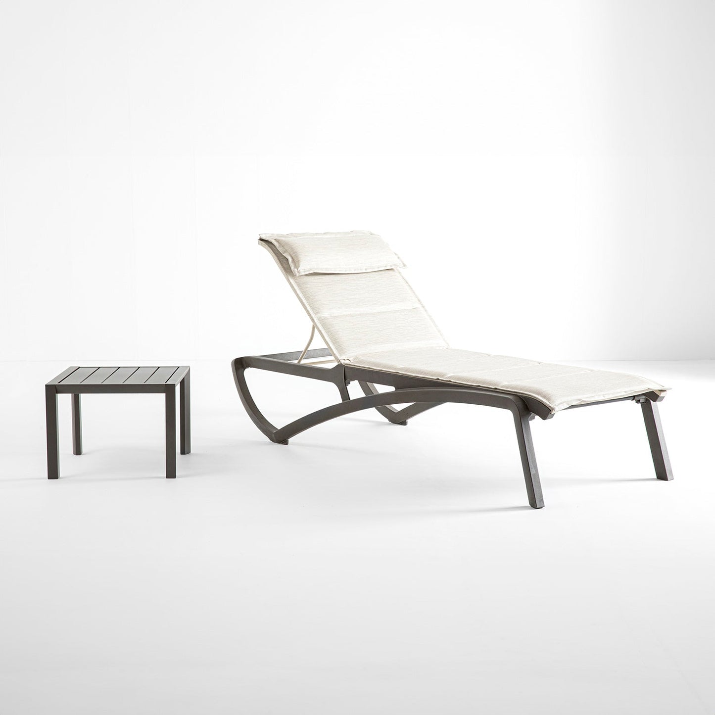 Grosfillex Sunset 20x20 Low Table
